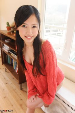 周莹躲进被子里