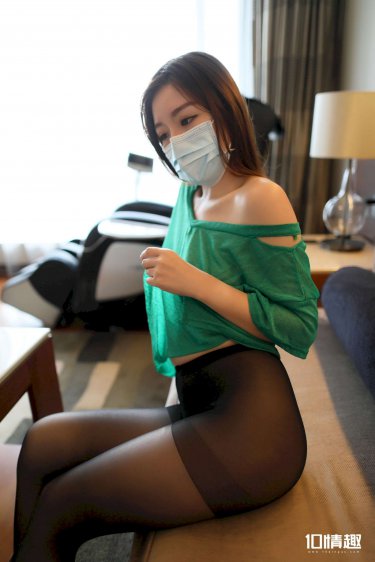 美女脱了内裤打开腿让男人戳